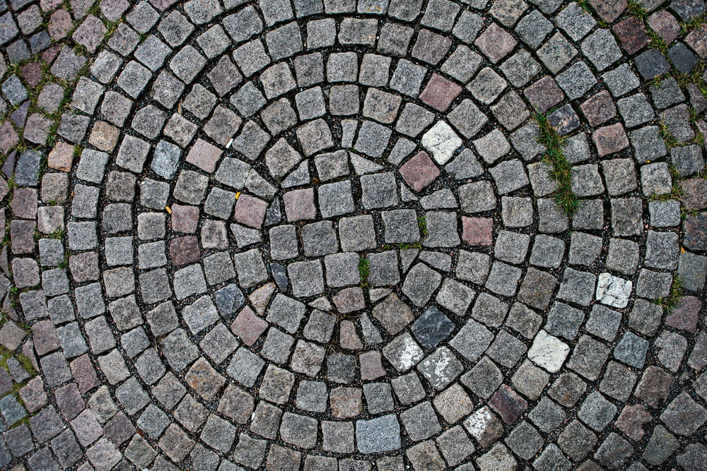 uses cobblestones within landscapes